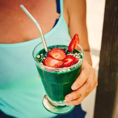 bicchiere di spirulina biologica con fragole