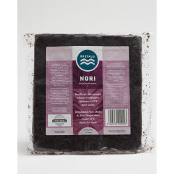 Hoja de alga nori cruda a baja temperatura para sushi maki, rica en minerales, fuente de vitaminas.