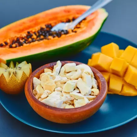 Gevriesdroogde durian van Biovie vergezeld van papaja, mango en kiwi