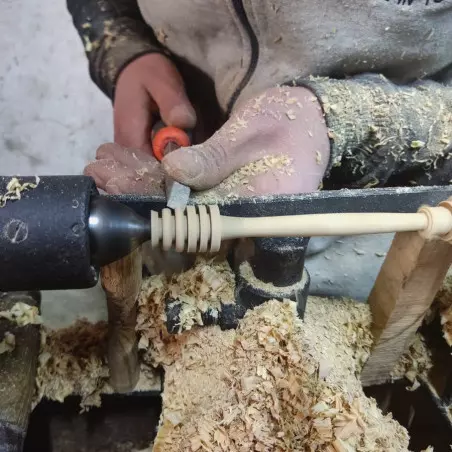 fabbricazione cucchiaio in legno artigianale intagliato a mano miele in laboratorio