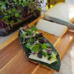 Ultra-frische französische Spirulina-Umami, gepresst auf Brot.