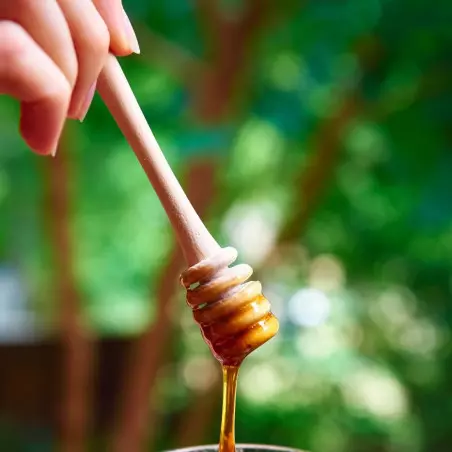 fabricación de cuchara de madera artesanal tallada a mano miel