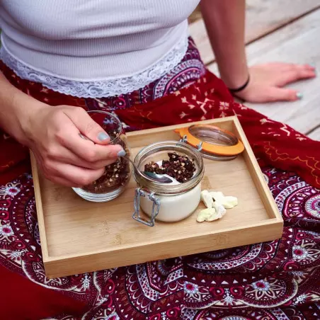 Knuspriges Granola mit exotischem rohem Kakao