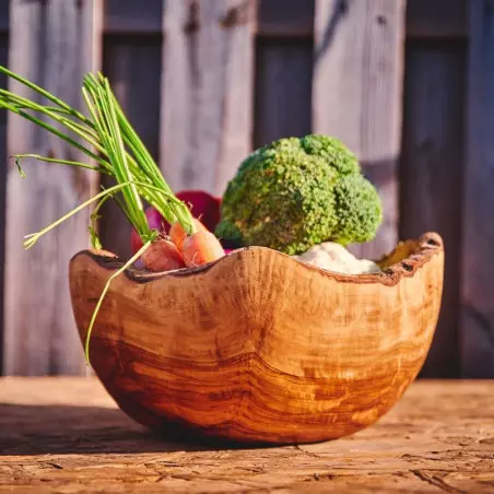 Rustikale Salatschüssel aus ökologischem Olivenholz