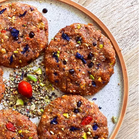 cookies crus com bagas de goji e flores silvestres