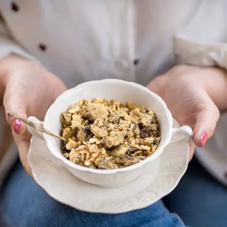 muesli crudo con moras y escaramujo, orgánico, saludable, desayuno equilibrado