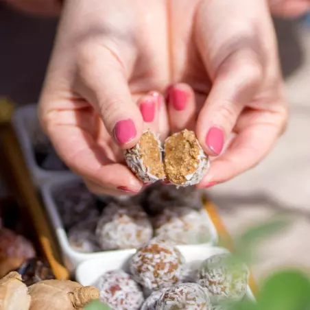 meias bolas energéticas cruas de gengibre