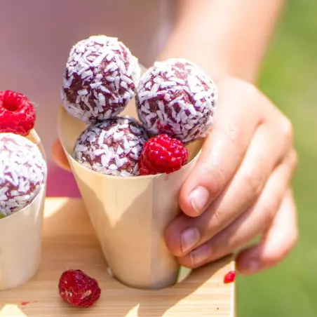 Gesunder Snack mit Himbeeren, Datteln, Cashewnüssen und Mandeln - gesunder Genuss.