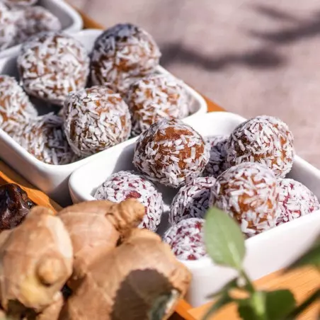 spuntino sano con zenzero, datteri, anacardi e mandorle, merenda salutare