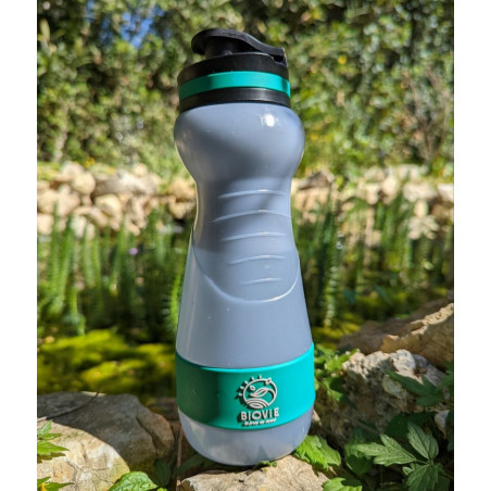 Eco-friendly bio-based filtering water bottle to purify all types of water