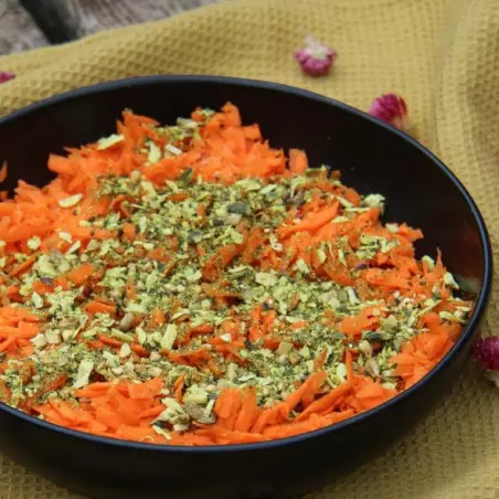 geraspte wortelsalade met tijgernoten, hennep, boekweit, zeewier en kruiden