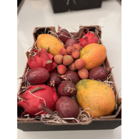 Mix of exotic fruits directly from the producer in Andalusia: papaya, passion fruits, lychees, dragon fruit, maracuya, pitahaya.