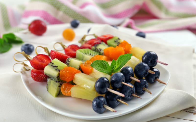 Brochettes de fruits colorés