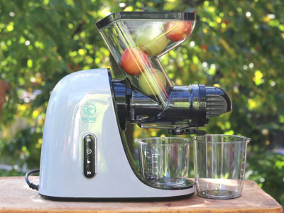 What criteria should be used to choose a juicer?